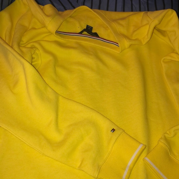 *****SOLD*****Tommy Hilfiger yellow sweatshirt - Picture 4 of 6